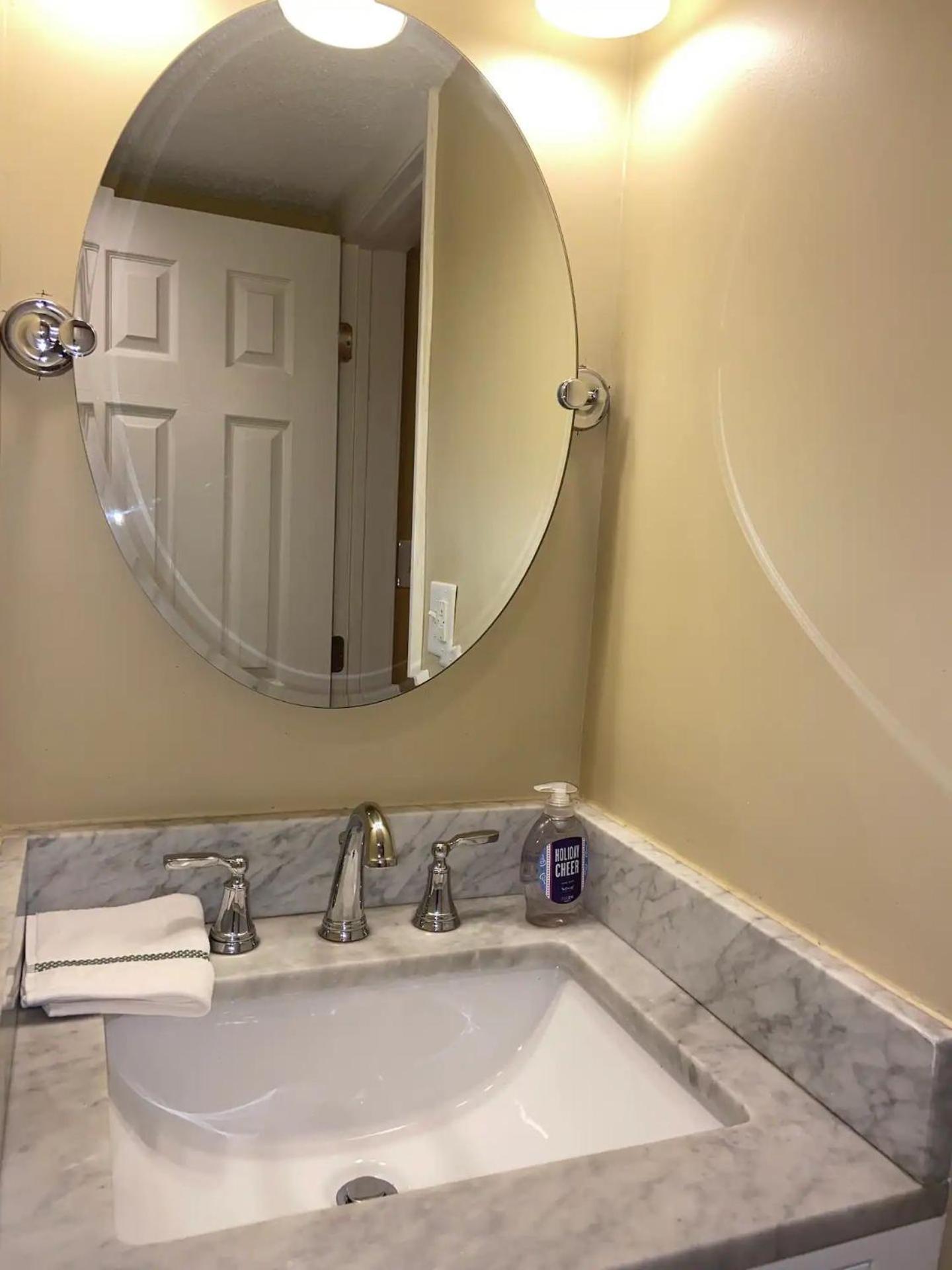 Modern 3-Bedroom, Big Fence Yard, Pets Stay Free Durham Esterno foto
